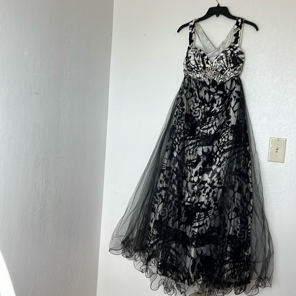 Deb Black and White Formal  Chic Dress  sequins beads   Sz5/6
